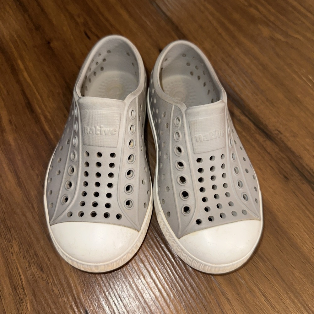 Native Jefferson Kids Slip On Shoes Grey EVA Perforated Sneakers Size C8